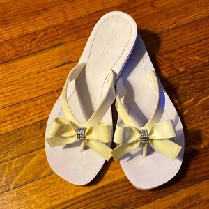Guess white and yellow flip flops with bows